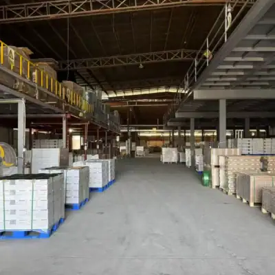 vividcozytile Foshan warehouse with palletized SPC vinyl flooring and porcelain tile stock ready for shipping.